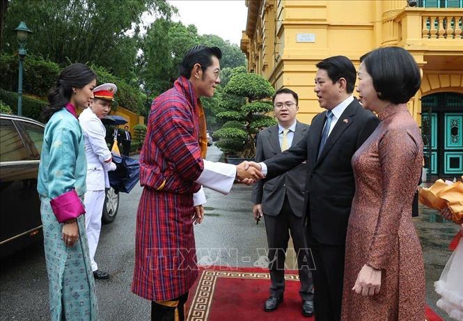 Chủ tịch nước Lương Cường và Phu nhân Nguyễn Thị Minh Nguyệt đón Quốc vương Bhutan Jigme Khesar Namgyel Wangchuck và Hoàng hậu Jetsun Pema. Ảnh: Lâm Khánh/TTXVN