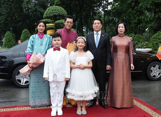 Chủ tịch nước Lương Cường và Phu nhân Nguyễn Thị Minh Nguyệt đón Quốc vương Bhutan Jigme Khesar Namgyel Wangchuck và Hoàng hậu Jetsun Pema. Ảnh: Lâm Khánh/TTXVN