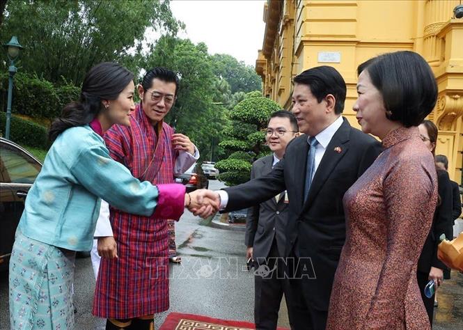 Chủ tịch nước Lương Cường và Phu nhân Nguyễn Thị Minh Nguyệt đón Quốc vương Bhutan Jigme Khesar Namgyel Wangchuck và Hoàng hậu Jetsun Pema. Ảnh: Lâm Khánh/TTXVN