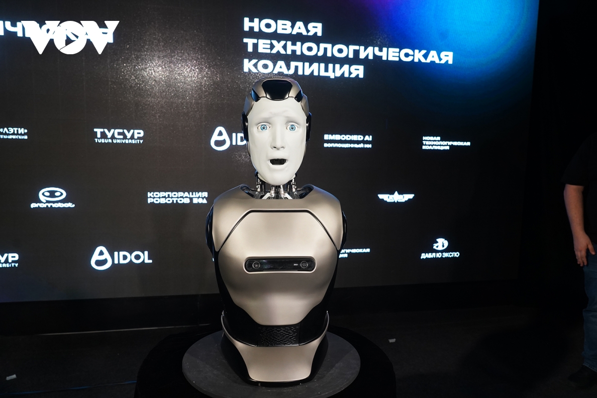 Nga 'trình làng' robot AI hình người đầu tiên