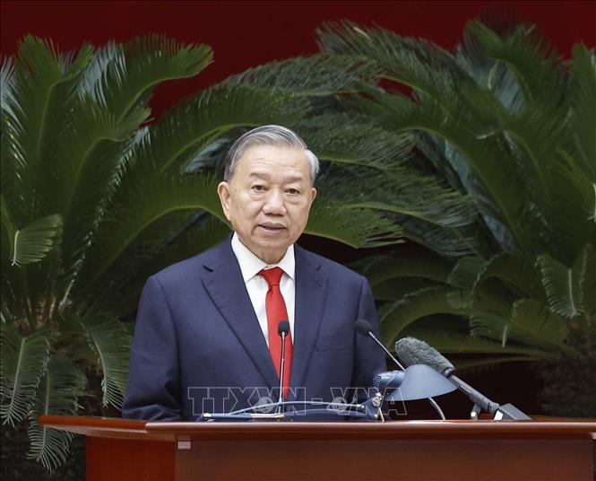 Hội nghị công bố Quyết định của Bộ Chính trị về công tác cán bộ Chú thích ảnh