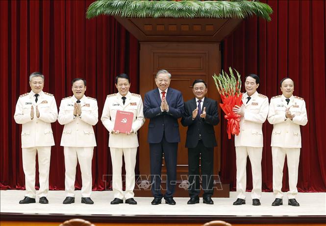 Hội nghị công bố Quyết định của Bộ Chính trị về công tác cán bộ Chú thích ảnh