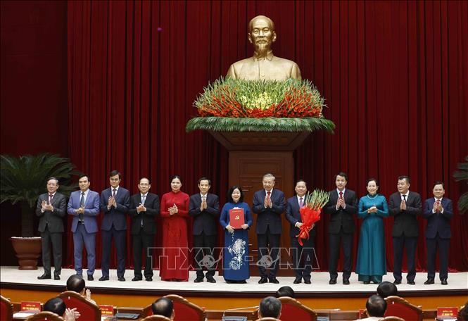 Hội nghị công bố Quyết định của Bộ Chính trị về công tác cán bộ Chú thích ảnh