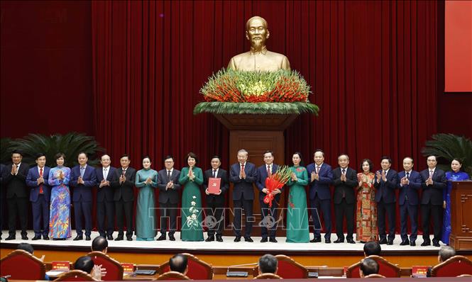 Hội nghị công bố Quyết định của Bộ Chính trị về công tác cán bộ Chú thích ảnh