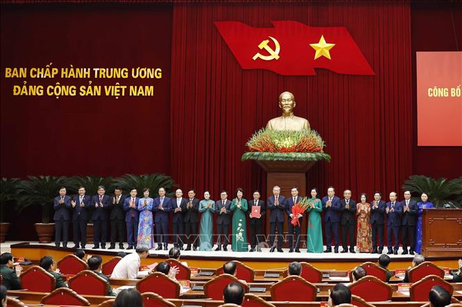 Hội nghị công bố Quyết định của Bộ Chính trị về công tác cán bộ Chú thích ảnh