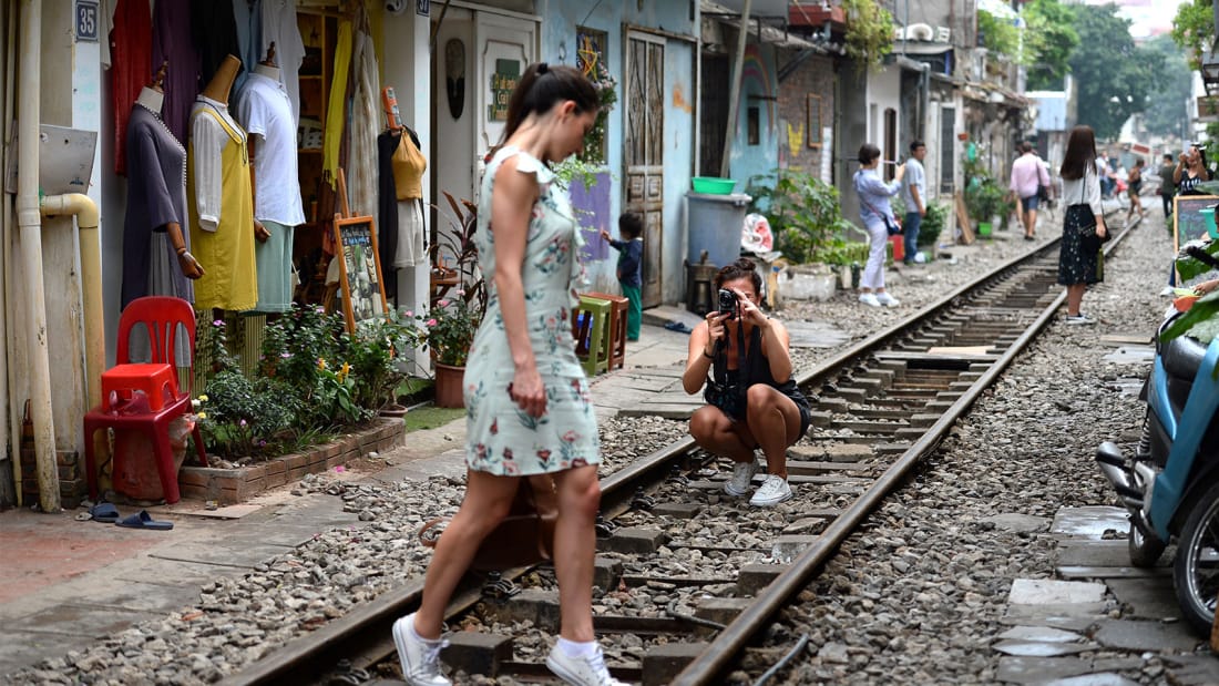 CNN viết về trào lưu chụp ảnh selfie trên phố đường tàu Hà Nội - Ảnh 5.