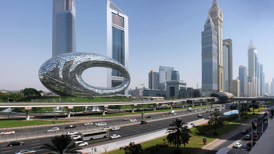 Bảo tàng Tương lai ở Dubai là một trong những địa điểm tham quan được yêu thích nhất tại thành phố này. Hãy xem hình để được chiêm ngưỡng những tác phẩm nghệ thuật độc đáo và trải nghiệm không gian kỳ ảo tuyệt vời tại đây.