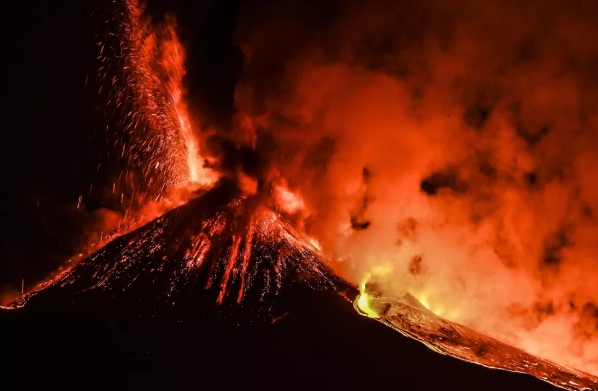 Hình Ảnh Núi Lửa Etna Phun Trào Sáng Rực Trong Đêm Suốt Hơn 2 Tuần |  Baotintuc.Vn