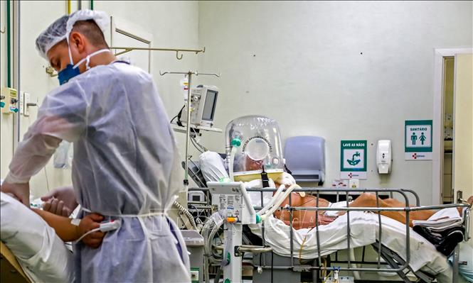 Điều trị cho bệnh nhân nhiễm COVID-19 tại bệnh viện ở Sao Leopoldo, Brazil. Ảnh: AFP/TTXVN