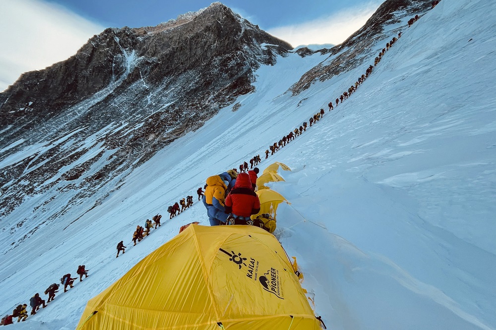 Người leo núi vừa lên đỉnh Everest vừa nơm nớp sợ mắc COVID-19 |  