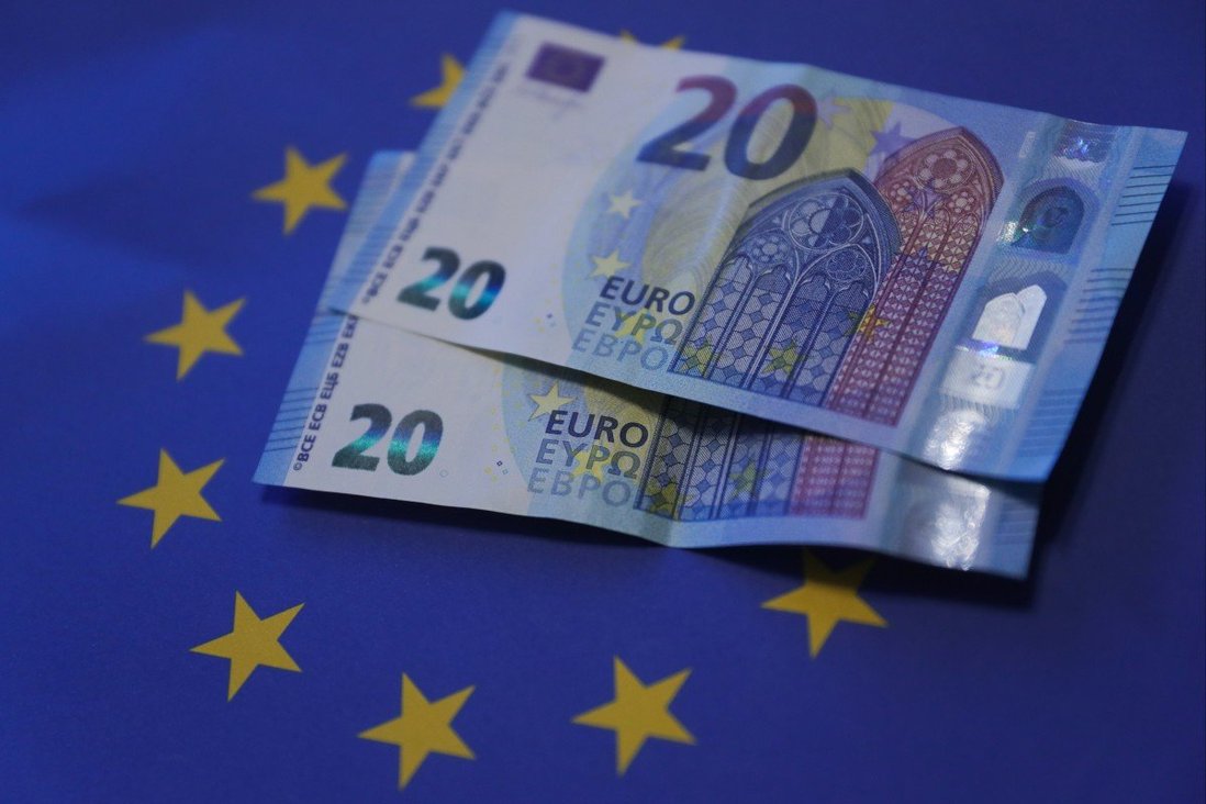 Đồng tiền chung châu Âu là một biểu tượng của sự đoàn kết và thống nhất giữa các quốc gia châu Âu. Hình ảnh về đồng tiền này sẽ giúp bạn hiểu rõ hơn về mong muốn đưa châu Âu đến với một tương lai tốt đẹp hơn, với sự hòa bình và thịnh vượng.