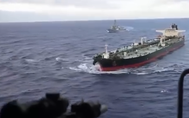 Video lính Mỹ lên tàu chở dầu ở Ấn Độ Dương | baotintuc.vn