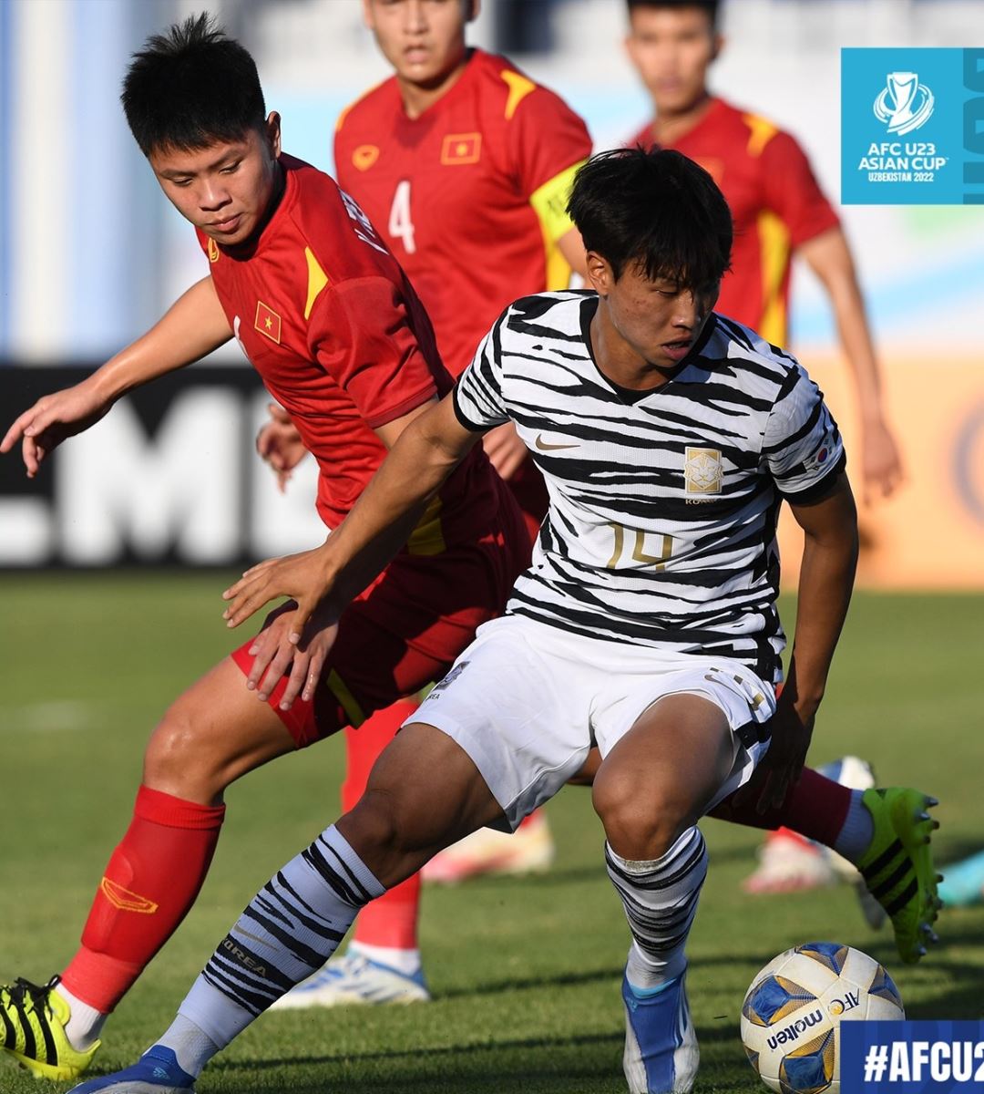 VFF - ĐT U23 Việt Nam bước vào buổi tập đầu tiên tại Việt Trì với sự tập  trung cao độ