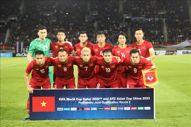 Việt Nam và Thái Lan sẽ gặp nhau trong vòng loại World Cup. Đây là trận đấu quan trọng nhất trong hành trình tìm kiếm vé dự World Cup của hai đội bóng. Hãy cùng xem hình ảnh của các cầu thủ tập luyện và hy vọng Việt Nam sẽ giành chiến thắng và tiến tới vòng chung kết.