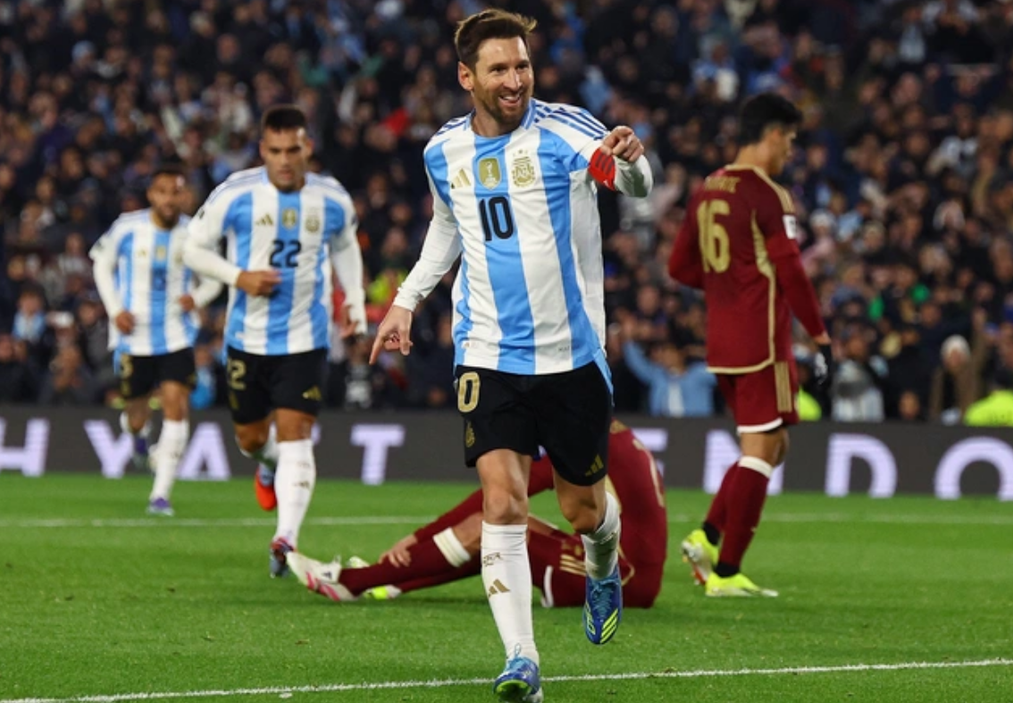 Messi lập cú đúp ở trận đấu cuối trên sân nhà, giúp Argentina đại thắng Chú thích ảnh