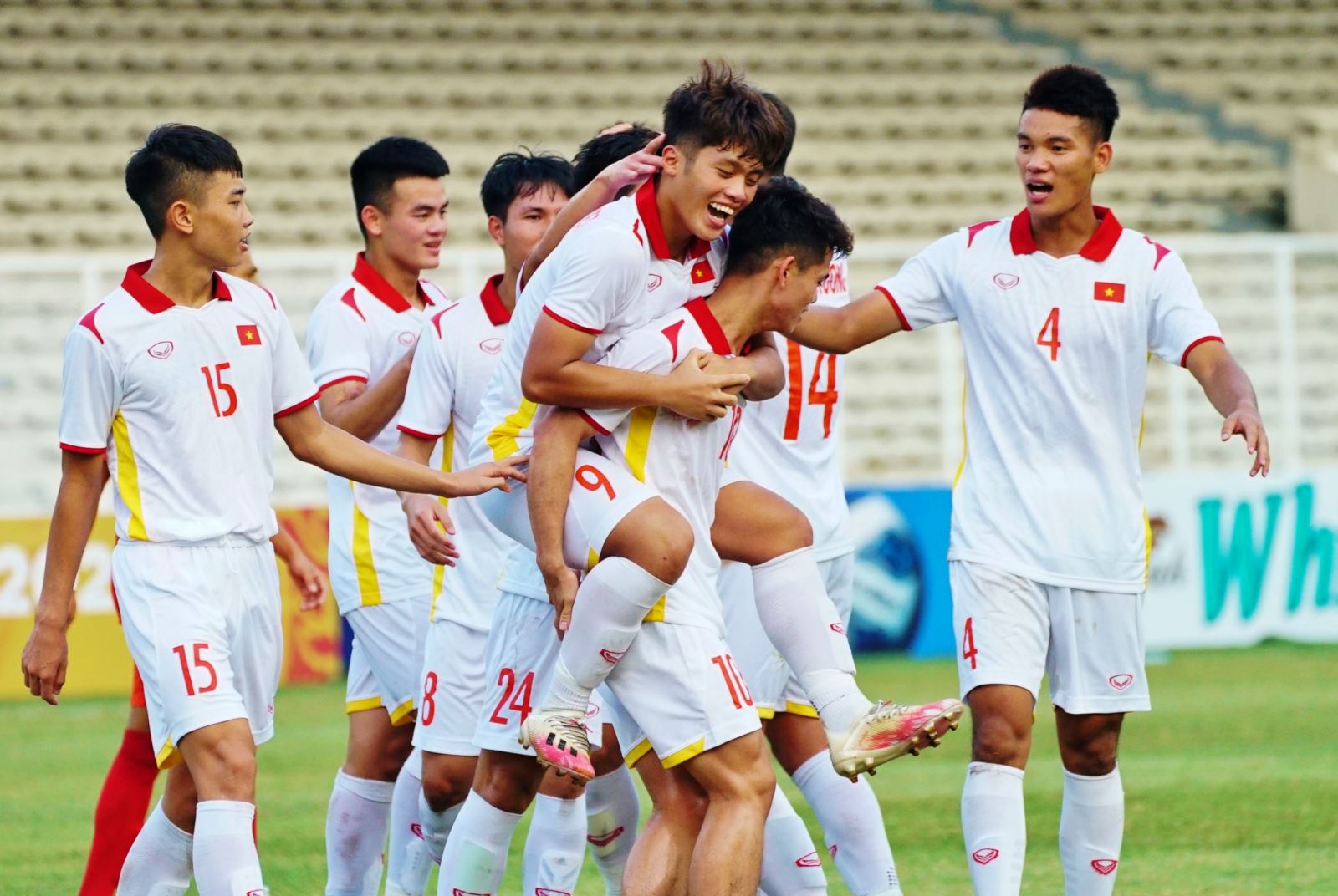U19 Thái Lan: Đội tuyển U19 Thái Lan luôn được biết đến là đối thủ đáng gờm của các đội tuyển khác tại khu vực Đông Nam Á. Sự nhanh nhẹn, kỹ thuật và tính đồng đội của các cầu thủ trẻ Thái Lan luôn là niềm tự hào và hy vọng cho người hâm mộ bóng đá. Hãy xem hình ảnh của họ để cảm nhận sự tinh tế, tài năng của một đội bóng đá đích thực.