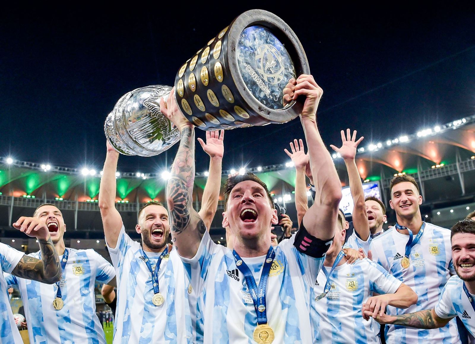 Quả bóng vàng là niềm tự hào của Lionel Messi. Chỉ với chân nghệ thuật của mình, anh đã giành được tấm vé vào thế giới khoác áo Argentina giành được giải thưởng cao quý này. Hãy đến và cùng tận hưởng những khoảnh khắc ấn tượng đó.