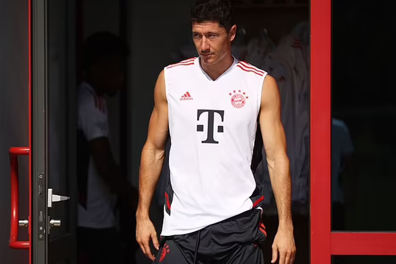 Lewandowski: Nếu bạn là fan của bóng đá, hẳn sẽ biết đến ngôi sao Lewandowski. Anh là một trong những tiền đạo hàng đầu thế giới. Hãy xem hình ảnh liên quan để thấy sự tài năng và khả năng ghi bàn của anh ta.