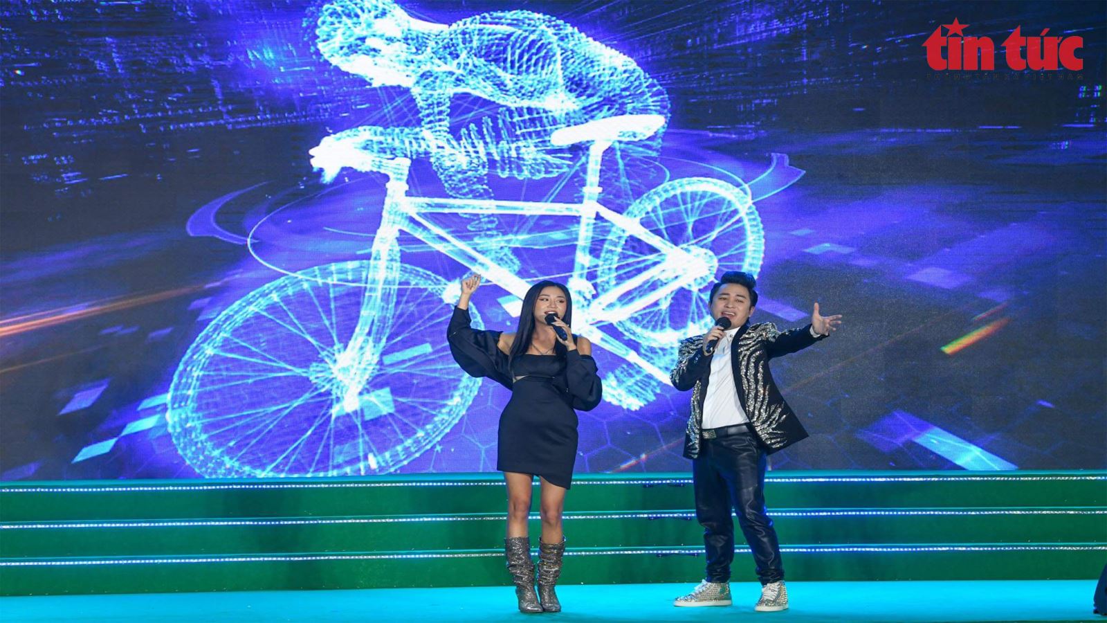 Singer Tung Duong and Van Mai Huong sang together on the day of the announcement of the 31st SEA Games song