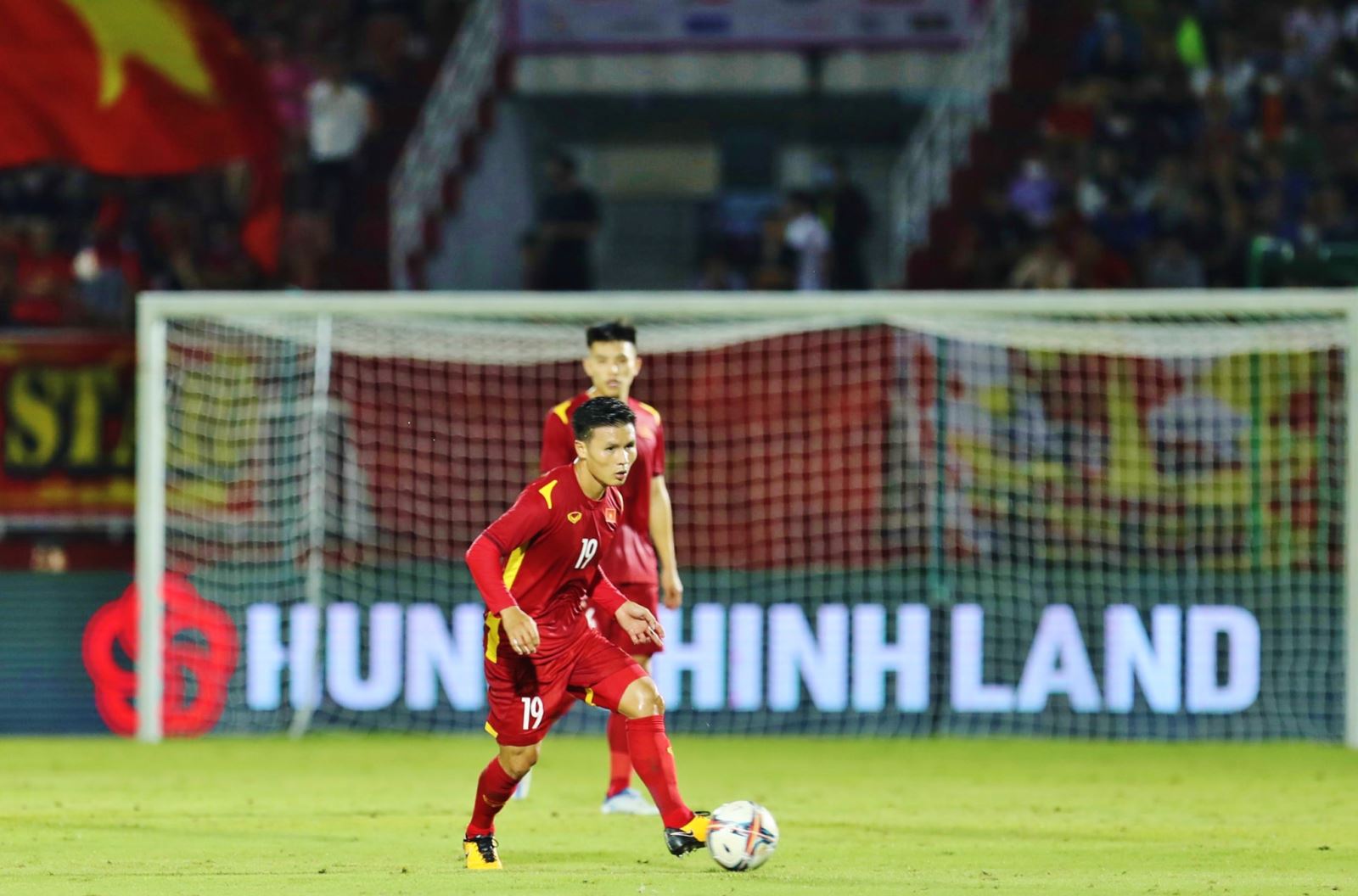 AFF Cup 2022 của Quang Hải: AFF Cup 2022 sẽ là giải đấu lớn nhất trong năm và Quang Hải đang là một trong những cầu thủ được kỳ vọng sẽ giúp ĐT Việt Nam vô địch giải đấu này. Nếu bạn là một fan cuồng nhiệt của bóng đá Việt Nam và muốn khám phá những hình ảnh đẹp nhất của Quang Hải trong giải đấu này, hãy xem những bức hình chụp trong trận đấu của anh.
