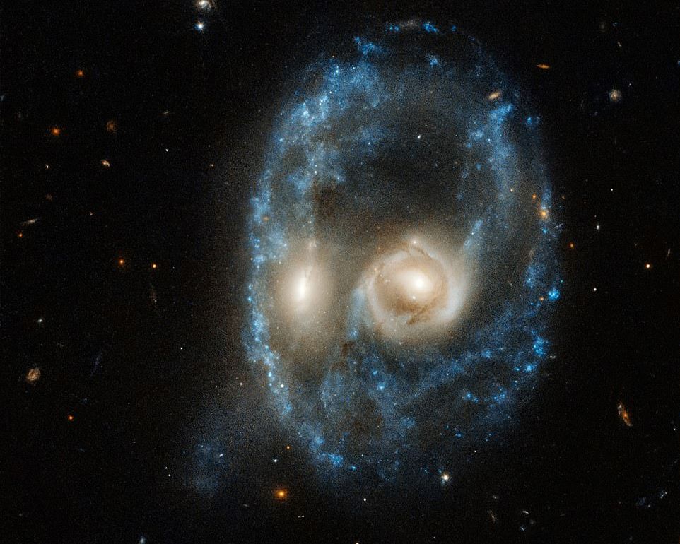 Hình ảnh ngoạn mục về thiên hà có đuôi sắp va chạm dải Ngân Hà  Báo  Người lao động