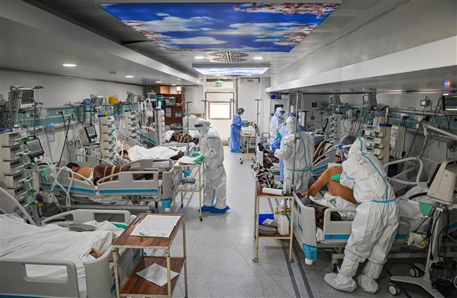 Chú thích ảnh Các bác sĩ điều trị cho bệnh nhân COVID-19 tại bệnh viện ở Bucharest, Romania. Ảnh: AFP/TTXVN