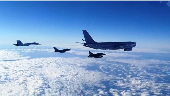 Clip chiến đấu cơ Nga 'áp tải' 5 máy bay quân sự Mỹ, Pháp tránh xa biên giới