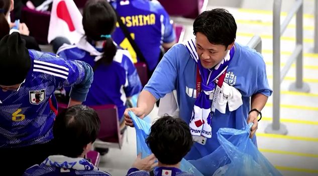 Hình ảnh cổ động viên Nhật Bản nhặt rác gây ấn tượng mạnh tại World Cup ...
