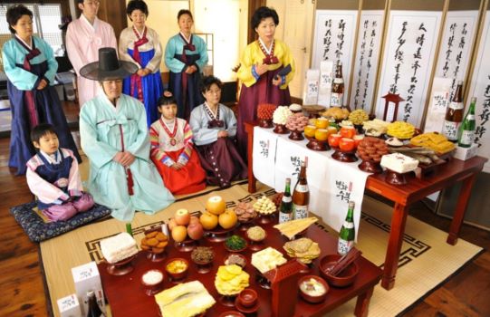 Đón Tết Seollal là phong tục truyền thống của người Hàn Quốc và rất đặc biệt trong năm mới. Vào ngày này, người dân tại đất nước này thường cùng nhau ăn món tteokguk (món truyền thống) và gặp gỡ gia đình trong không khí ấm cúng. Hãy cùng xem những hình ảnh về phong tục đón Tết Seollal để cảm nhận sự truyền thống và tinh thần đoàn kết của người Hàn Quốc.