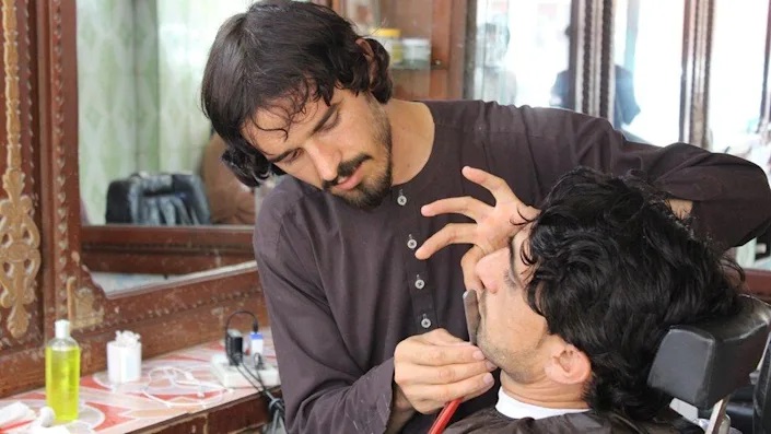Tỉnh ở Afghanistan cấm cạo râu, bật nhạc trong hiệu cắt tóc ...