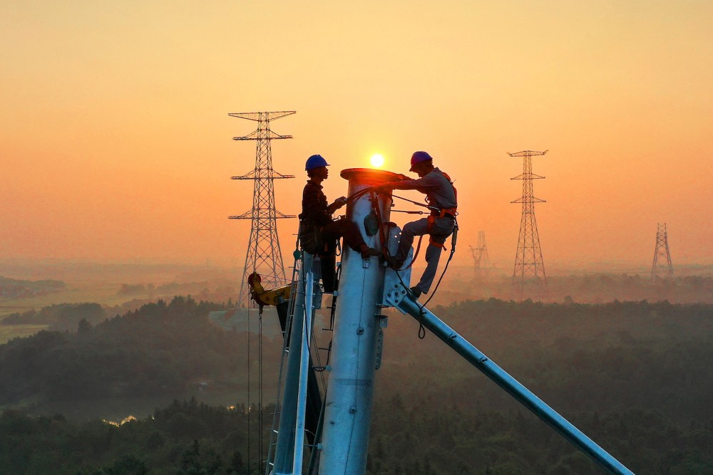 Chú thích ảnh Các công nhân làm việc trên tháp truyền tải điện cao thế ở Nghi Xuân, tỉnh Giang Tây, miền trung Trung Quốc hôm 28/9. Ảnh: Getty Images