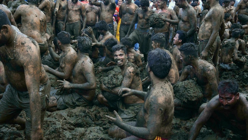 Độc đáo lễ hội ném phân bò ở Ấn Độ