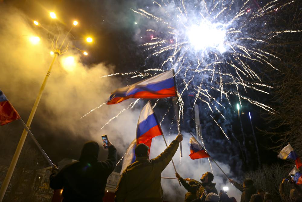 Người dân 2 nước Cộng hoà tự xưng ở Ukraine bắn pháo hoa ăn mừng ...