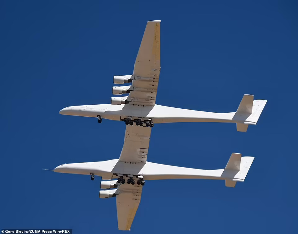 Xem máy bay lớn nhất thế giới sải cánh trên bầu trời - Ảnh 1.