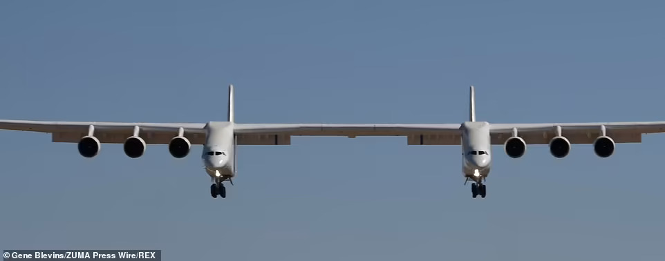 Xem máy bay lớn nhất thế giới sải cánh trên bầu trời - Ảnh 2.
