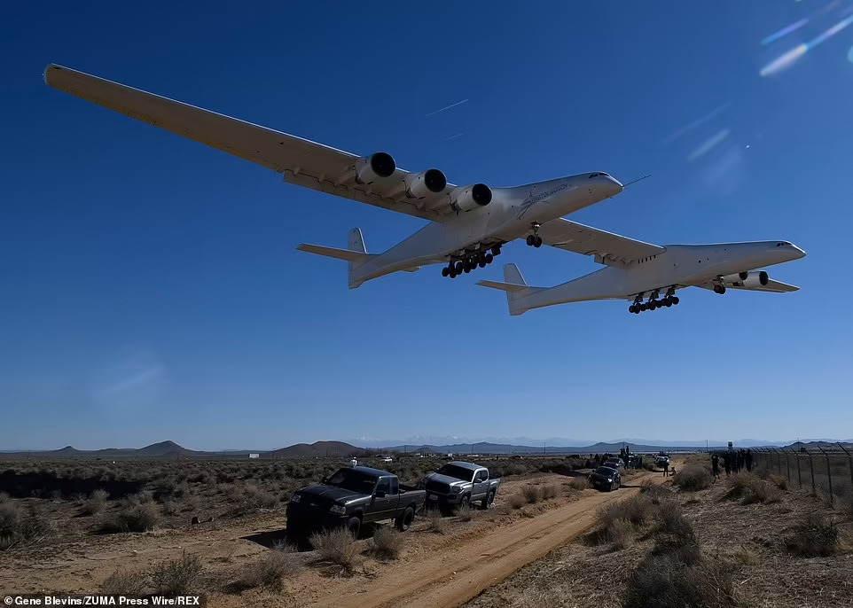 Xem máy bay lớn nhất thế giới sải cánh trên bầu trời - Ảnh 3.