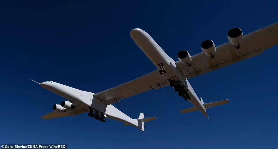Xem máy bay lớn nhất thế giới sải cánh trên bầu trời - Ảnh 5.