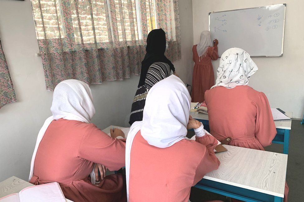 Bên trong trường học bí mật dành cho học sinh nữ ở Afghanistan