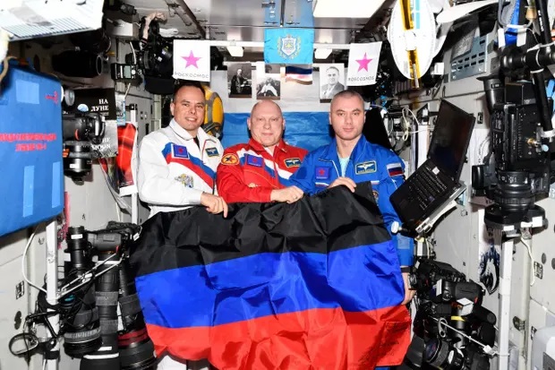 Phi hành gia Nga cầm cờ hai nước cộng hòa tự xưng ở Donbass trên ...