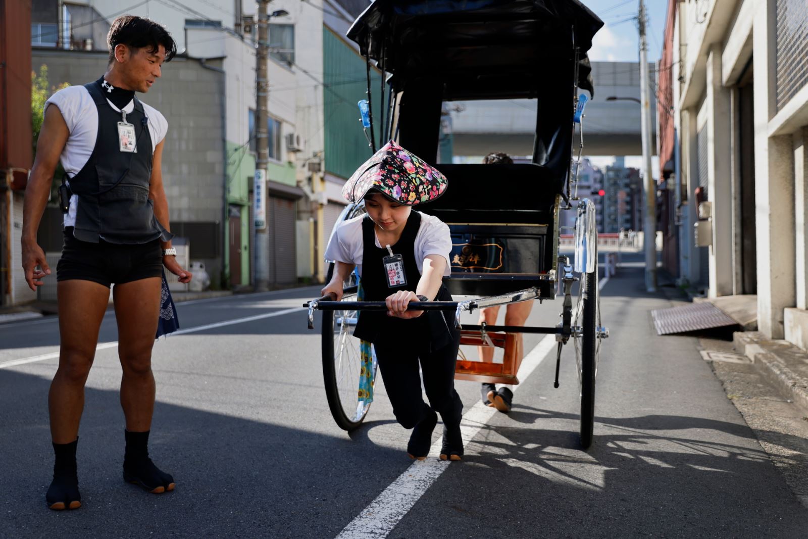 日本で人力車の運転手として働く女性たち