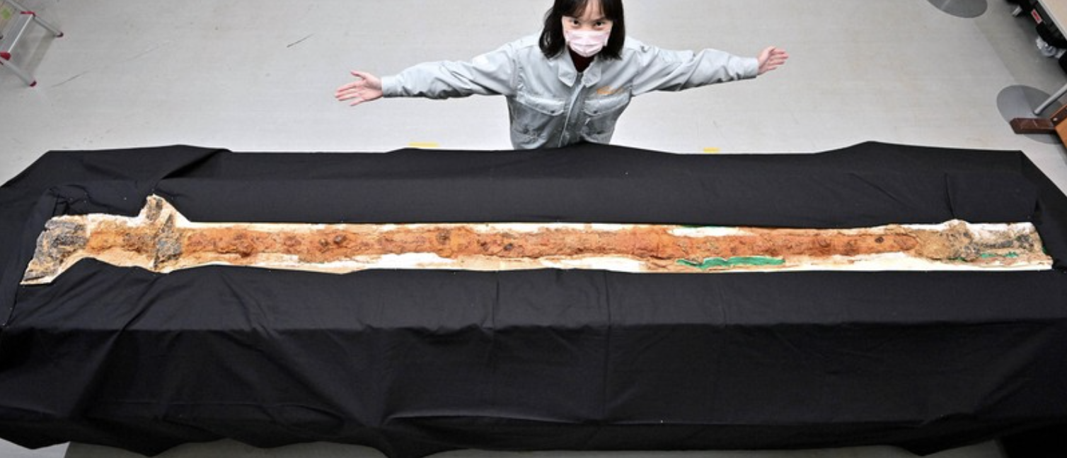 Tìm thấy thanh kiếm khổng lồ dài 2,37 m ở cố đô Nhật Bản- Ảnh 1.