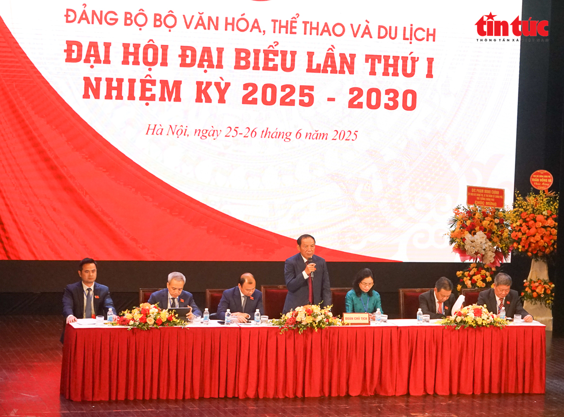Đoàn Chủ tịch tại Đại hội đại biểu Đảng bộ Bộ Văn hóa, Thể thao và Du lịch lần thứ I, nhiệm kỳ 2025 - 2030.
