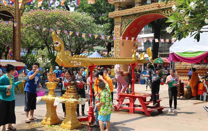 Tết Bunpimay: Chào mừng Tết Bunpimay đến với năm 2024, một dịp lễ tôn vinh nền văn hóa Lào truyền thống tuyệt vời. Hãy cùng chiêm ngưỡng hình ảnh các ngôi đền Pháp Luân Thông, những con phố đông đúc và màn diễu hành hoành tráng để tận hưởng không khí vui tươi, thân thiện của Tết này.