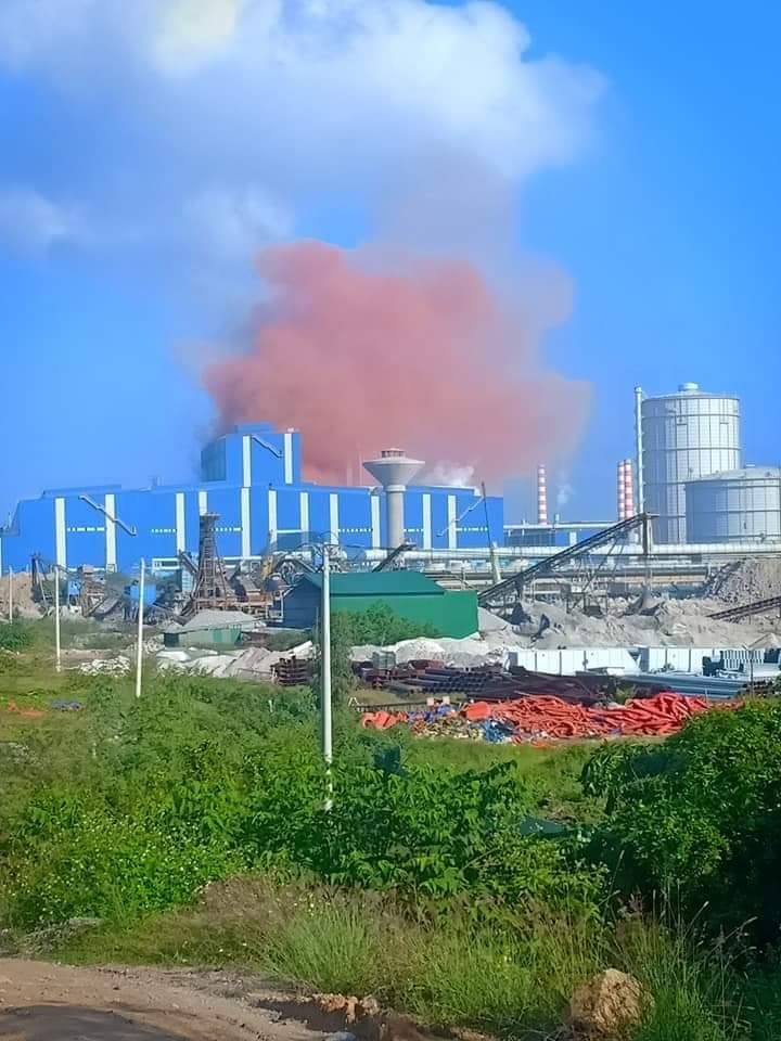 Xuất hiện khói bụi màu hồng bất thường tại Nhà máy Thép Hòa Phát Dung Quất - Ảnh 1.