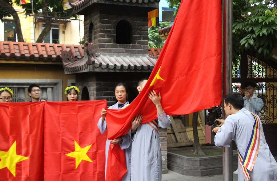 Cờ Tổ quốc luôn thể hiện sự tự hào của mỗi người con Việt Nam về đất nước và dân tộc của mình. Hãy cùng chúng tôi chiêm ngưỡng những hình ảnh rực rỡ màu sắc về cờ Tổ quốc, thể hiện tinh thần yêu nước của người Việt Nam trong năm 2024 này!