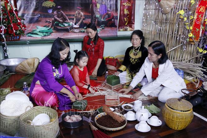 Tình quê hương: Được ghi lại trong hình ảnh đẹp, tình quê hương của người Việt được thể hiện một cách đầy cảm xúc và sâu lắng. Đó là niềm tự hào và lòng yêu thương với đất nước, với những con người và nét đẹp văn hóa của đất trời này.
