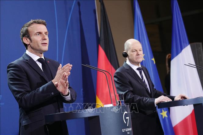 Lãnh đạo Đức và Pháp đã kêu gọi giảm căng thẳng trong vấn đề Ukraine, để tạo ra một môi trường hòa bình và ổn định. Hành động này giúp họ tìm kiếm những giải pháp hòa bình và đối thoại để giải quyết tình hình khó khăn.