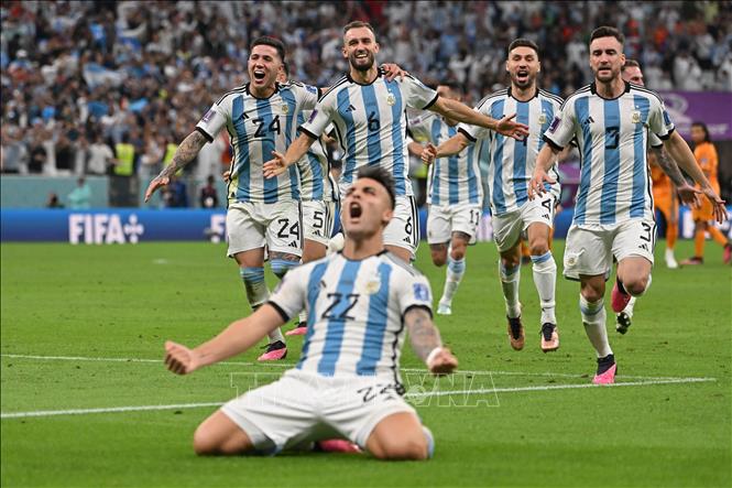 Đây là bức ảnh mà fan hâm mộ bóng đá không thể bỏ qua. World Cup 2022 sẽ diễn ra ở Argentina và đây là cơ hội để đội tuyển Argentina vươn lên thành vô địch. Không chỉ là sân chơi của các cầu thủ, World Cup 2022 còn là một sự kiện lớn thu hút sự quan tâm của đông đảo người hâm mộ bóng đá trên khắp thế giới.