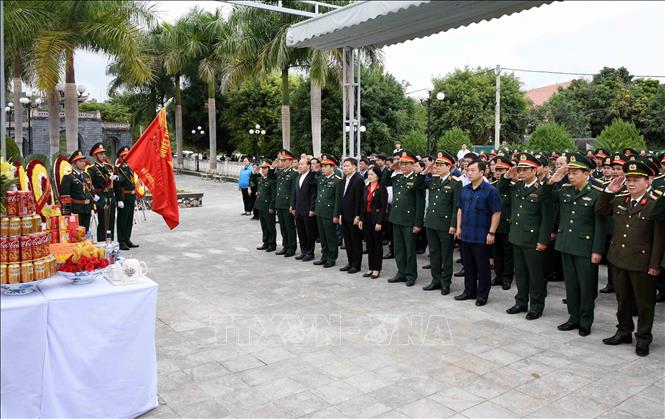 Lễ truy điệu và an táng hài cốt liệt sĩ quân tình nguyện Việt Nam hy sinh tại Lào về an nghỉ tại Nghĩa trang liệt sĩ Tông Khao. Ảnh: Trung Kiên/TTXVN