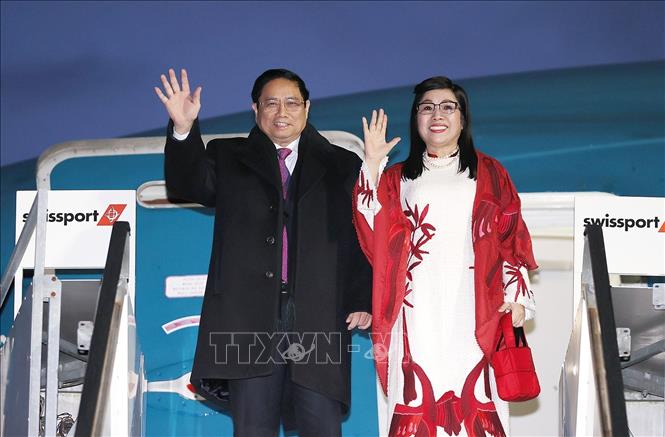Thủ tướng Phạm Minh Chính và Phu nhân đến sân bay quốc tế Zurich (Thụy Sĩ). Ảnh: Dương Giang/TTXVN